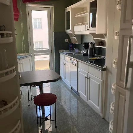 Central Flat W/ Balcony & Sea View, 1 Min To Beach Daire *
