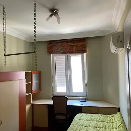 Daire Central Flat W/ Balcony & Sea View, 1 Min To Beach *