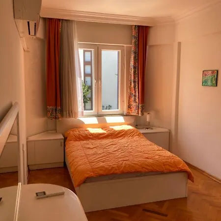 Apartment Central Flat W/ Balcony & Sea View, 1 Min To Beach
